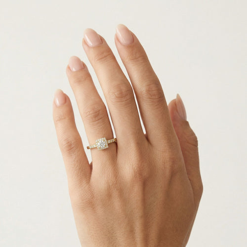 Anillo cuadrado de oro amarillo con circonita cúbica