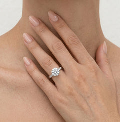 Anillo de plata de ley con circonitas redondas y baguette