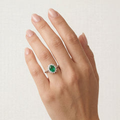 Luxuriöser Ring aus 18 Karat Gold mit Diamanten und Smaragd