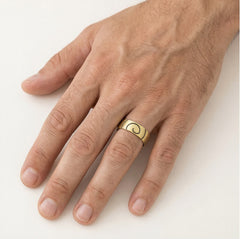 Ehering aus Gelbgold mit matter Oberfläche und schwarzen Linien