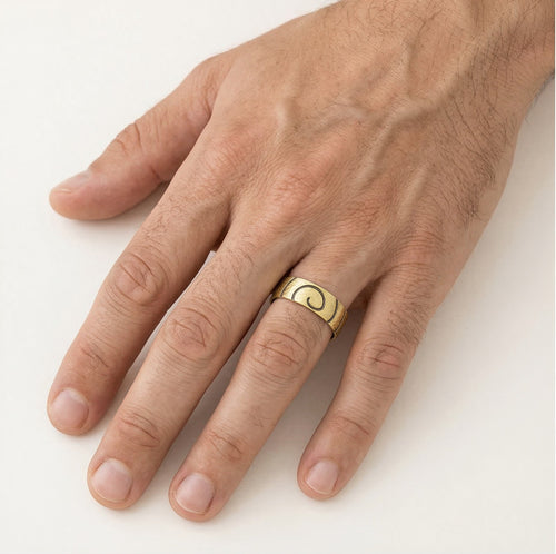 Ehering aus Gelbgold mit matter Oberfläche und schwarzen Linien