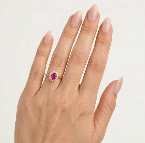 Bague en or jaune avec rubis et zircon cubique en cluster.