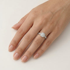 Anillo de compromiso de lujo en oro blanco con diseño cuadrado adornado