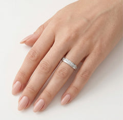 Prsten z bílého zlata s diamanty po celém obvodu