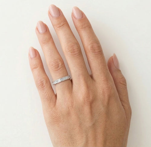 Stylish white gold diamond ring