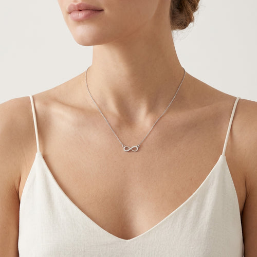 Collar de plata con símbolo de infinito y circonitas.