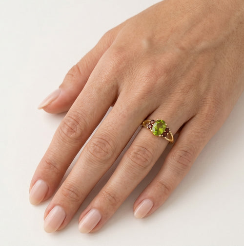 Zeitlose Schönheit: Ring mit Moldavit und Granat