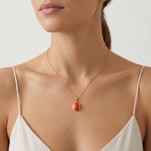 Eleganter Anhänger aus Gelbgold mit Korallen-Cabochon