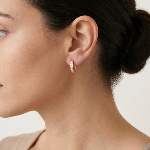 Pendientes huggie de cuarzo rosa