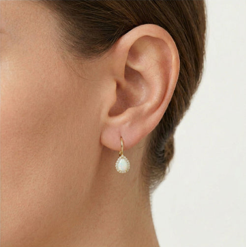 Birnenförmige weiße Opal-Gold-Ohrringe