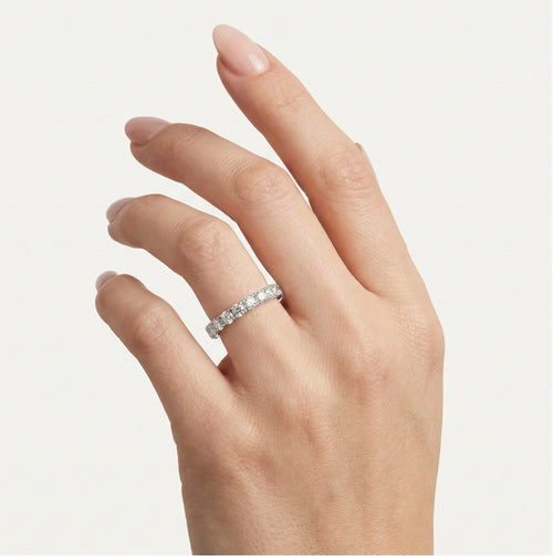 Alianzas de boda de oro blanco con diseño de media piedra