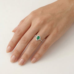 Bague en or blanc avec diamants et émeraude taille poire