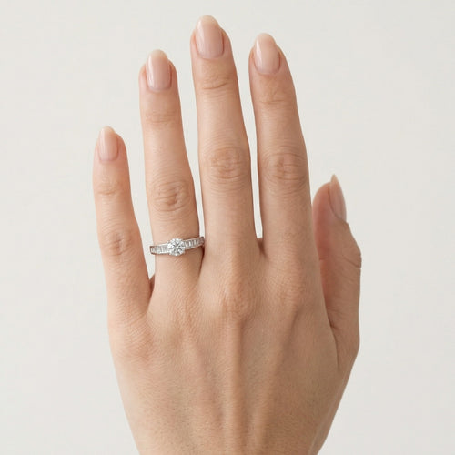 Anillo de plata de ley con circonitas redondas y baguette