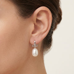 Silberohrringe mit Perle und Blattdesign