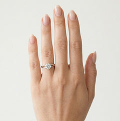 Klasický prsten z bílého zlata s odhalenými zirkony