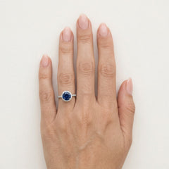 Anillo halo con brillo de zafiro
