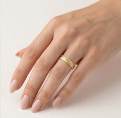 Silný snubní prsten ze žlutého zlata s jedinečným středovým designem