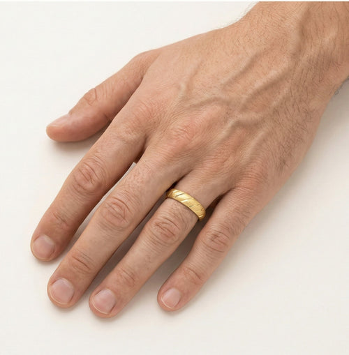 Detailní matný snubní prsten ze žlutého zlata