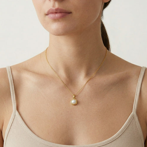 Colgante de oro sencillo con perla.