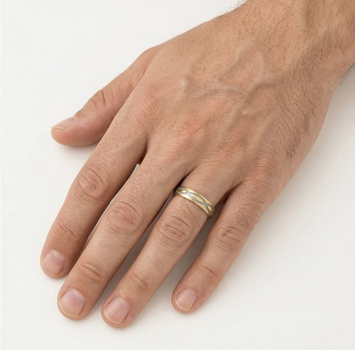 Alliance fine en or jaune avec des lignes rhodium croisées