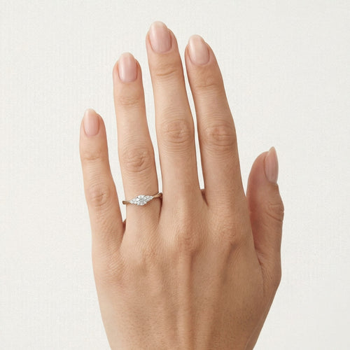 Anillo de compromiso elegante para mujer con diamantes redondos de talla escalonada fina.