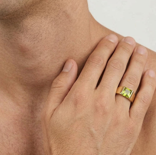 Auffälliger Ring mit quadratischem Moldavit