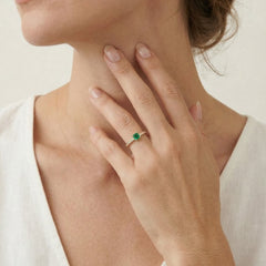 Eleganter Goldring mit Smaragd und Diamanten