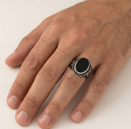 Pánský prsten s oválným onyxem a detailními liniemi