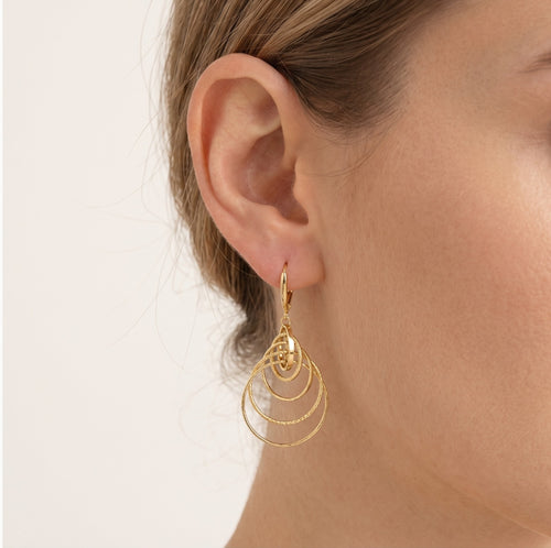 Aretes colgantes de oro con círculos