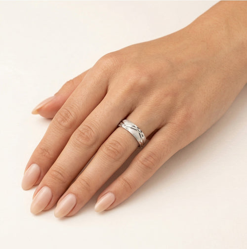 Anillo de boda de oro blanco con líneas talladas