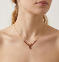 Collar de granate con talla marquesa y pera
