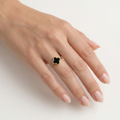 Elegante anillo de oro con ónix negro de corte plano