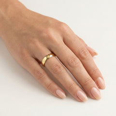 Anillo clásico de oro con alto pulido.