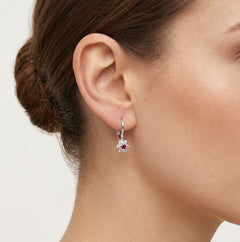 Pendientes florales de oro blanco con rubíes y destellos de zirconia.