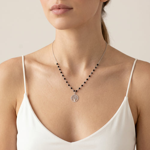 Magnifique collier en or blanc avec pendentif en onyx et arbre de vie.