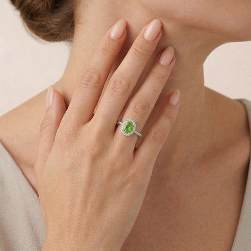 Royal white gold diamond ring with emerald