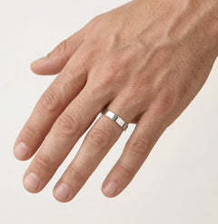 Stylový snubní prsten z bílého zlata