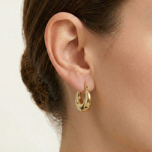 Pendientes grandes de aro grueso de oro amarillo.