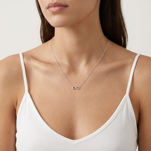 Collar sencillo de plata con símbolo de infinito