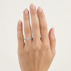 Elegante anillo de compromiso de oro blanco con diamante