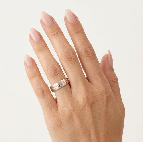 Anillos de boda modernos en oro rosa y oro blanco