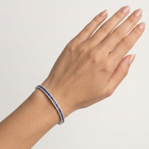 Brazalete de plata de ley con detalles de zafiro