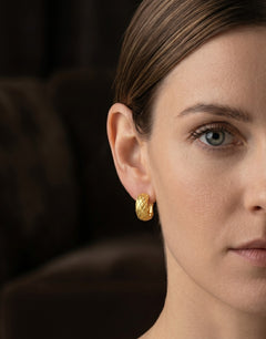 Tropfenohrringe mit Klappbügelverschluss aus Gelbgold