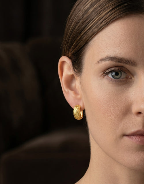 Tropfenohrringe mit Klappbügelverschluss aus Gelbgold