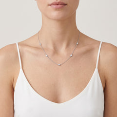 White gold necklace with round diamond