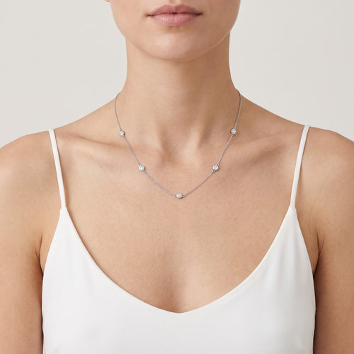 White gold necklace with round diamond