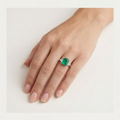 Anillo de plata con esmeralda y circonita trillón