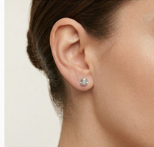 Boucles d’oreilles puces en or blanc avec diamants scintillants