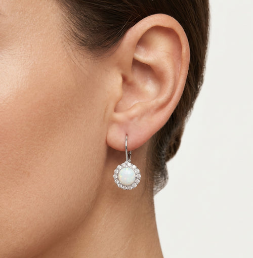Pendientes de halo en plata esterlina con ópalo blanco