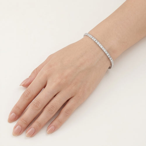 Pulsera tennis de plata con circonitas cuadradas.